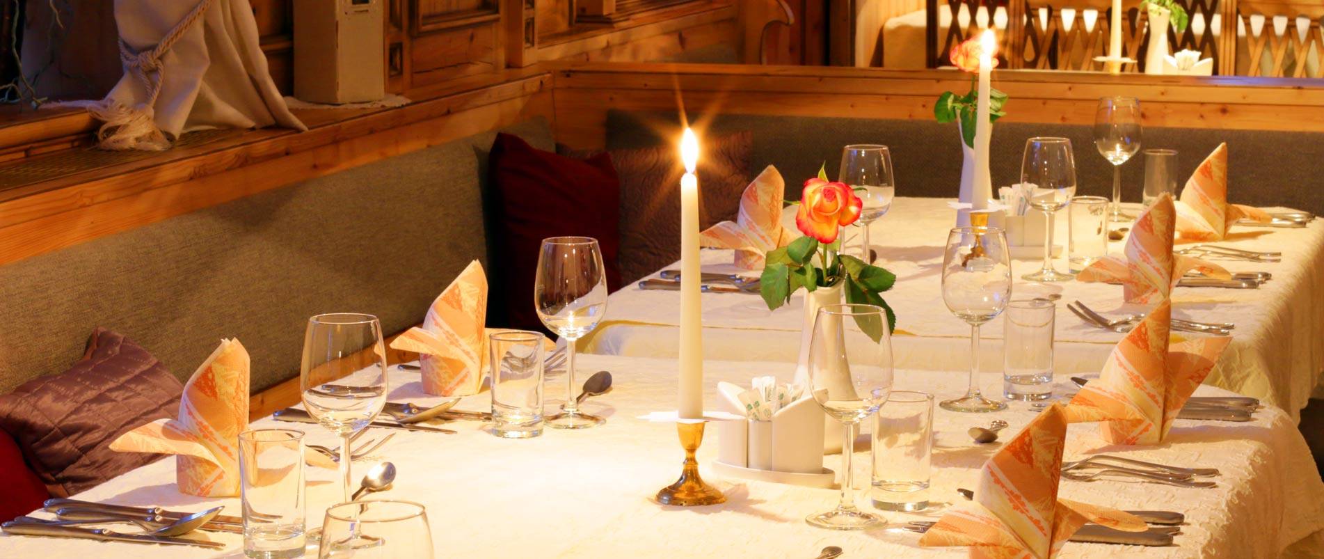 gedeckter Tisch mit Kerze Hotel Kreutzer, Tauplitz